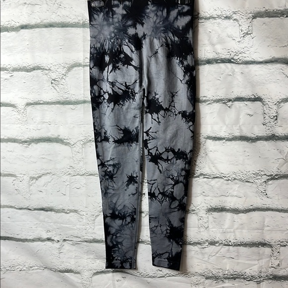 Grey and Black Tie-Dye Scrunch Butt Leggings. NIP - Picture 2 of 5